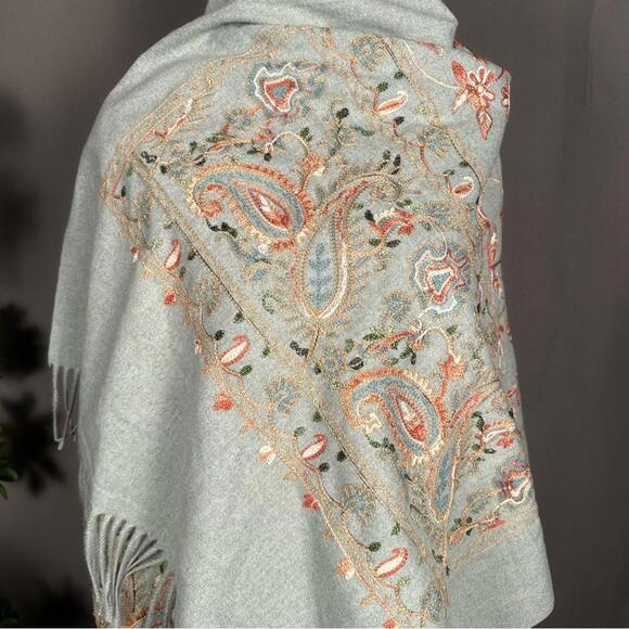 100% Cashmere embroidered floral scarf wrap ruana - Picture 3 of 10